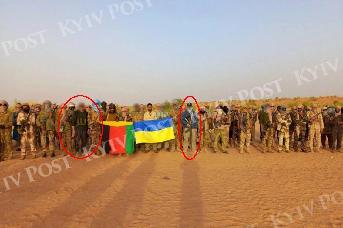 La foto che ritrae i combattenti Tuareg con una bandiera ucraina è apparsa sul quotidiano Kiev Post. In rosso probabili agenti ucraini