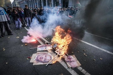 Sciopero 29 novembre, Landini: “Rivoltare il Paese come un guanto”. A Torino bruciate sagome e foto di premier e ministri