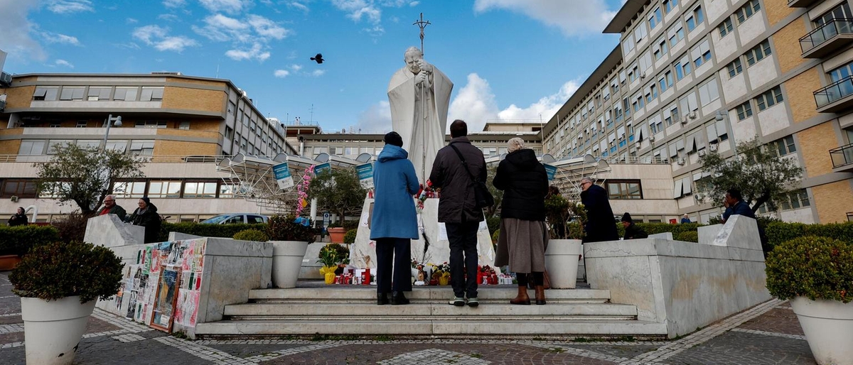 Il Papa prosegue la terapia respiratoria: situazione clinica complessa ma stazionaria