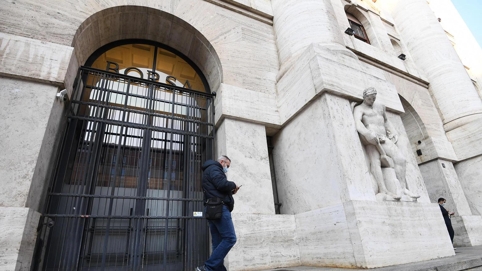 Borsa: Milano tiene (+0,1%), balzo di A2a e Iveco, giù Unicredit