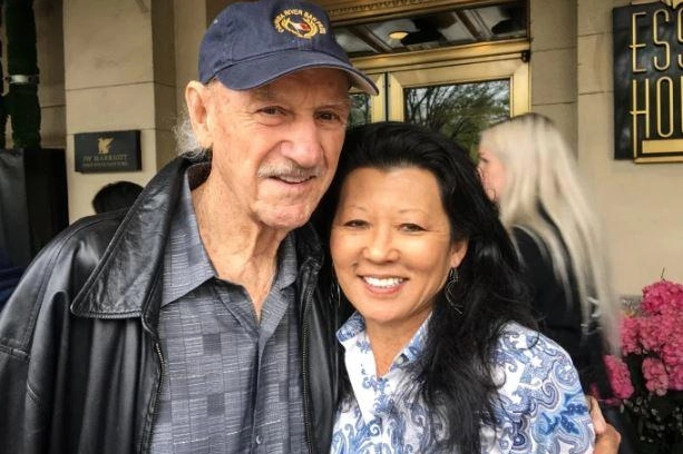 Gene Hackman, 95 anni, e la moglie 63enne Betsy Arakawa