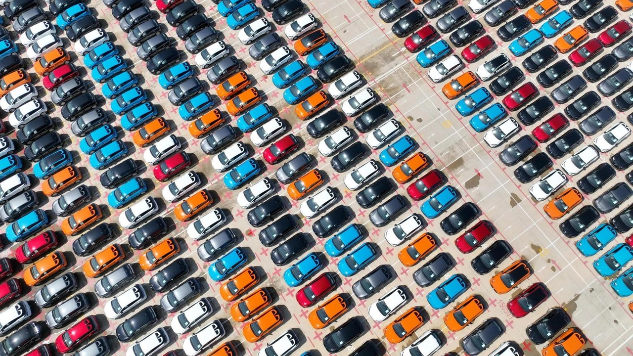 Il 2024 vedrà meno di 1,6 milioni di immatricolazioni auto in Italia. Confcommercio denuncia l'implosione del mercato e il calo delle vetture elettriche.