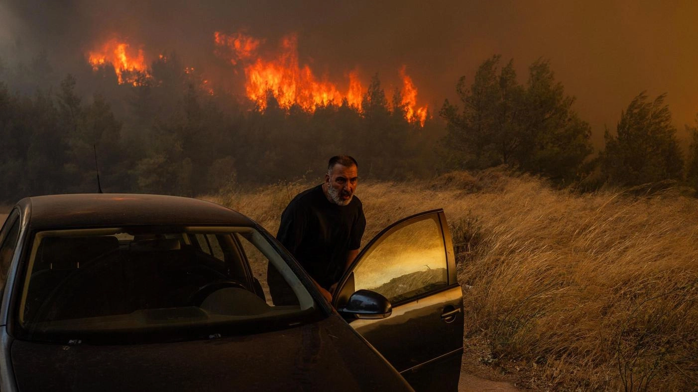 Brucia la Grecia, fiamme intorno ad Atene. Undici città evacuate e migliaia di sfollati