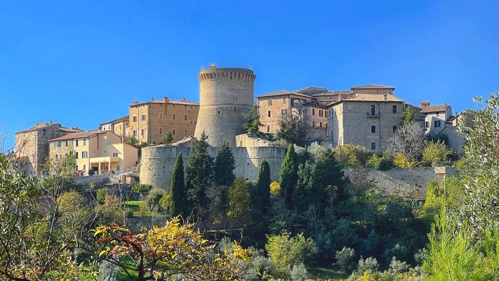 Il vecchio casale, il borgo rinato con l’albergo diffuso e la Spa resort: tutte le facce dell’Umbria