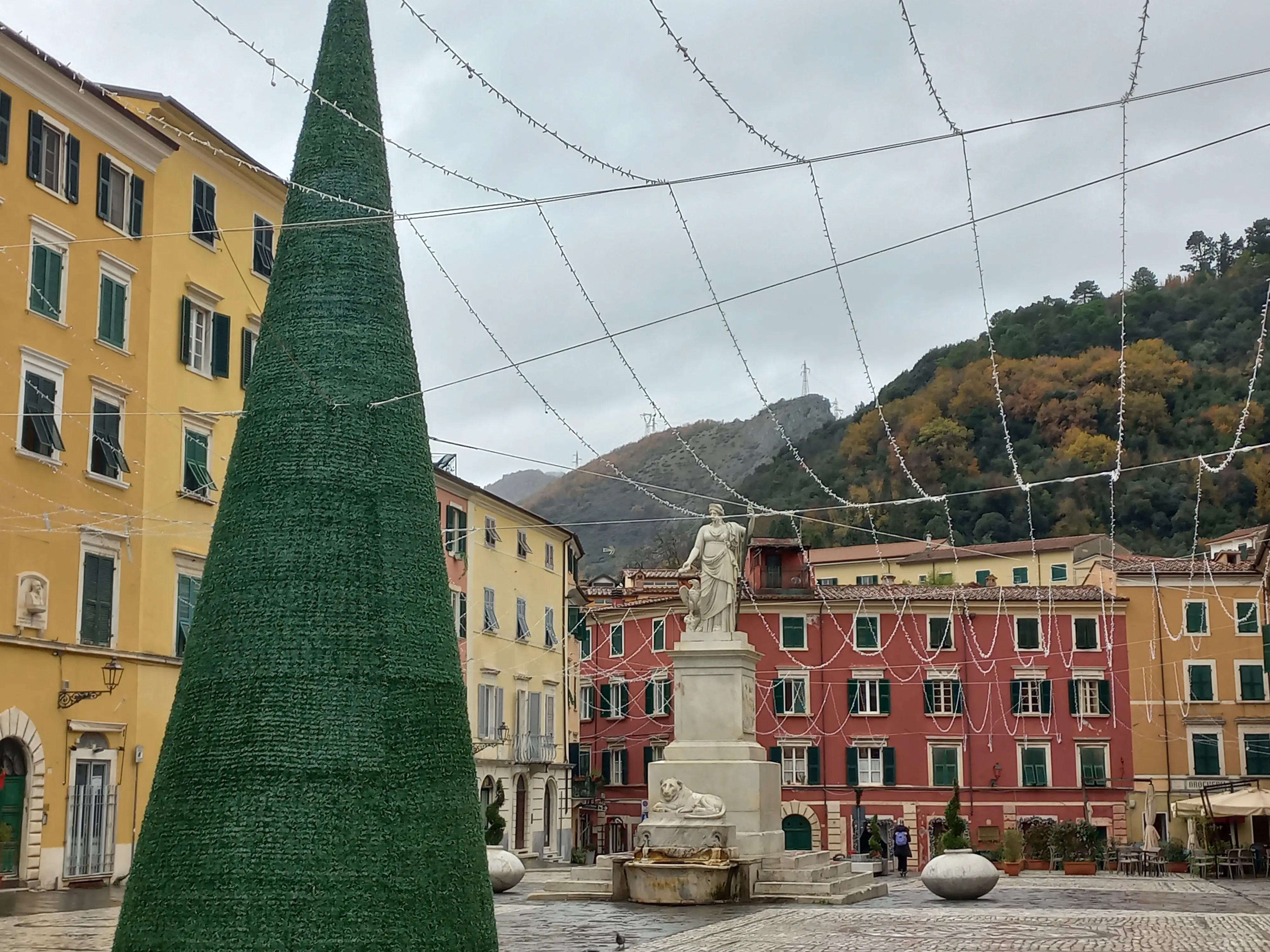 Da Michelangelo a Cattelan, benvenuti a Carrara: la città degli artisti