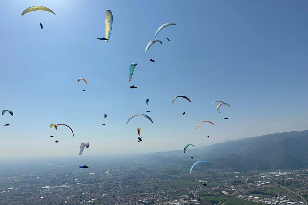 La spettacolare gara internazionale di parapendio e deltaplano del Trofeo Montegrappa