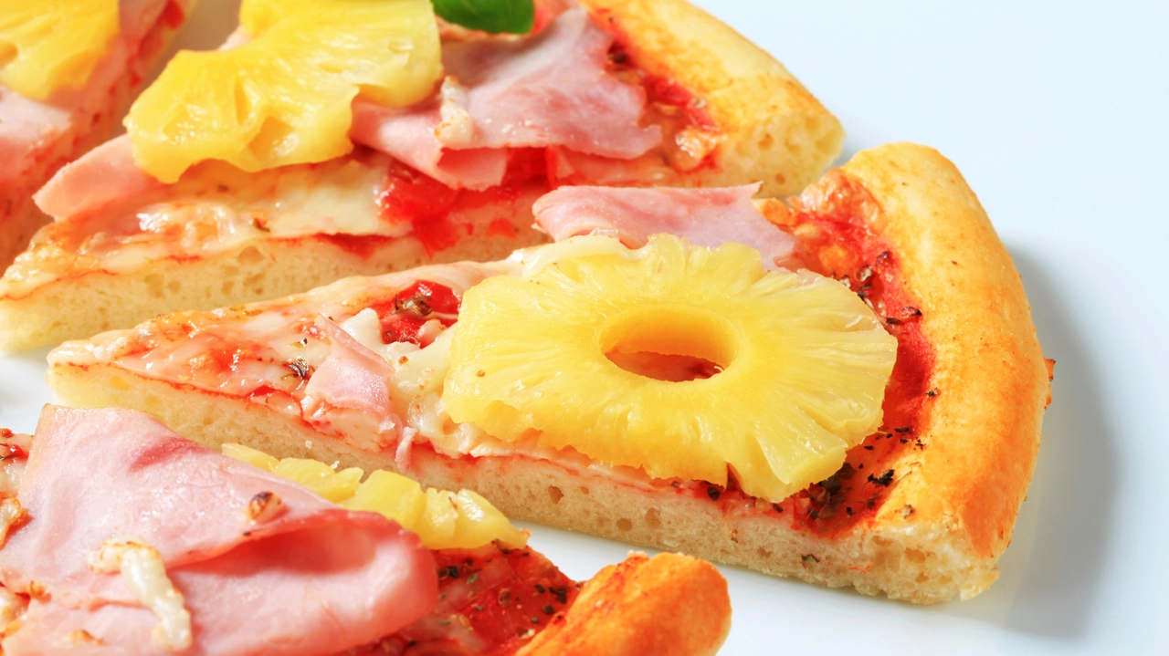 Fetta di pizza hawaiiana, con prosciutto cotto e ananas