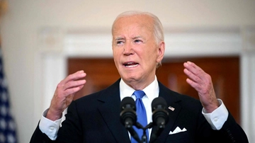 Biden, la sua salute preoccupa. Il geriatra indica i rischi: "Cadute e stress eccessivo"