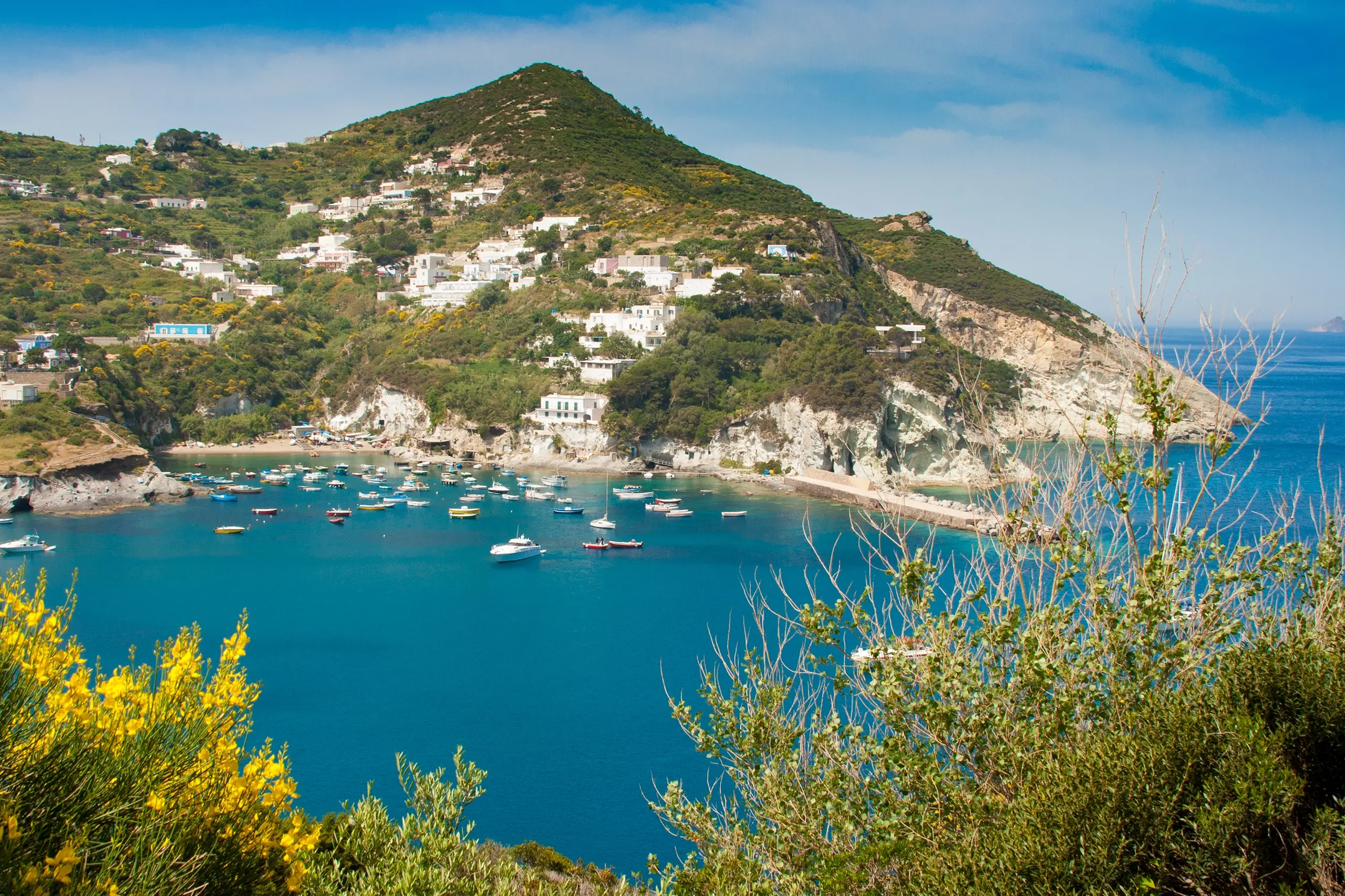 Ponza, l’incanto spunta dal mare