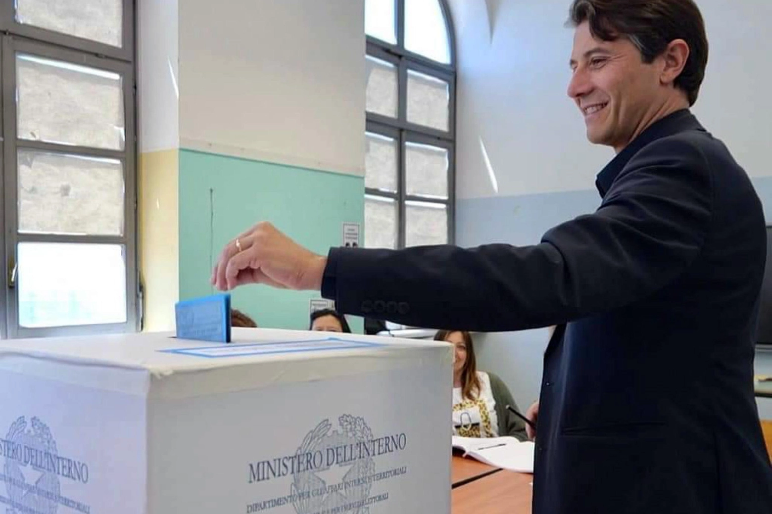 Il sindaco del centrosinistra, Vincenzo Telesca, durante il voto (Ansa)