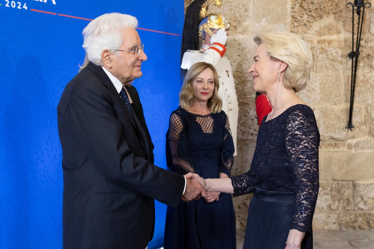 Sergio Mattarella saluta Ursula von der Leyen al Castello Svevo di Brindisi (Ansa)