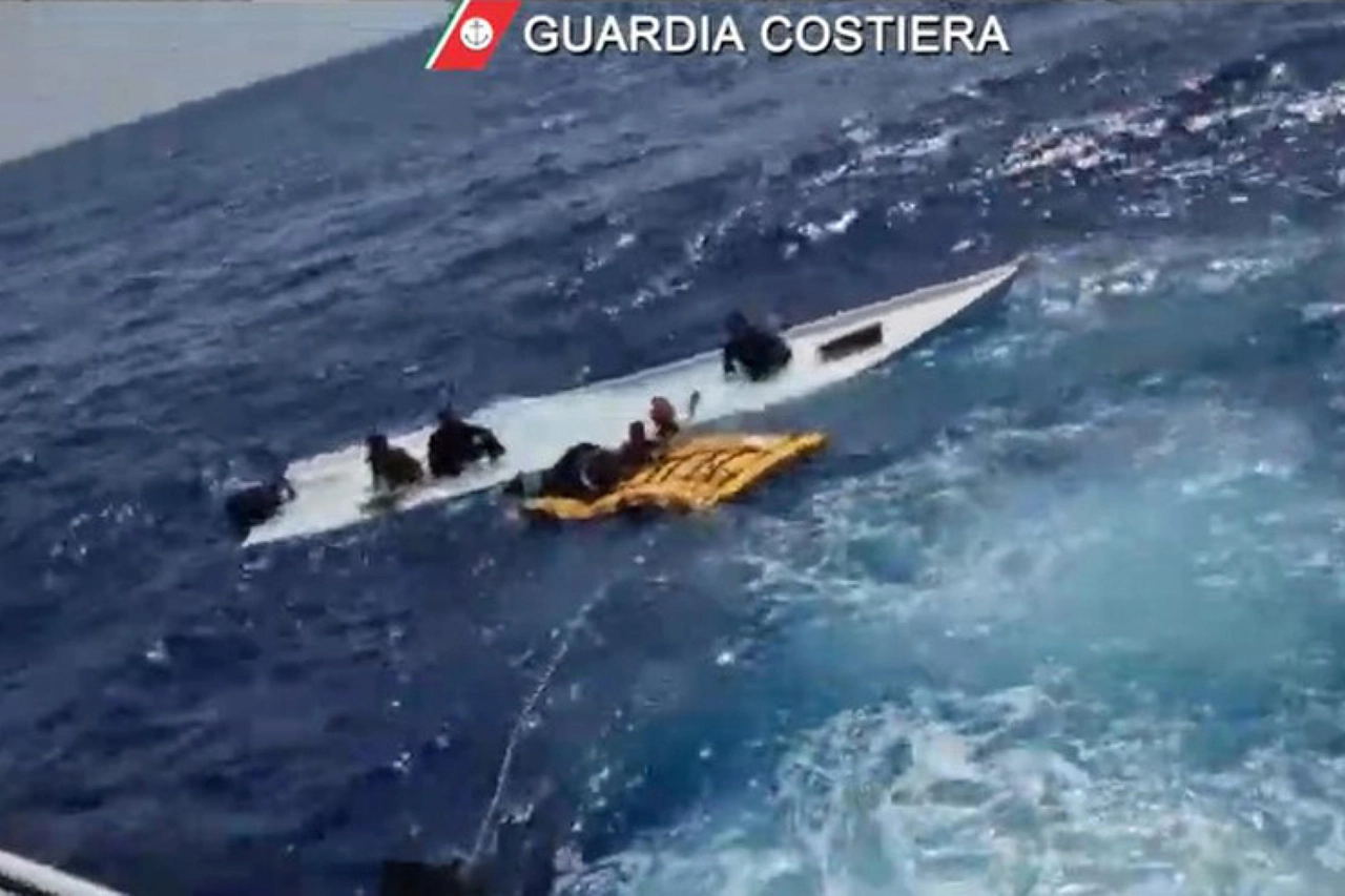 La Guardia Costiera i sette siriani sulla barca capovolta