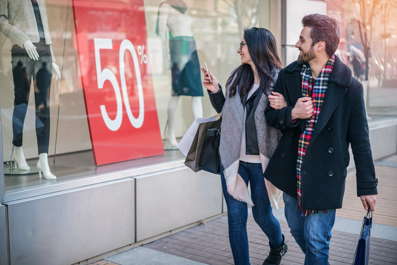 In quasi tutte le regioni italiane i saldi invernali 2025 partiranno il 4 gennaio (Crediti iStock Photo)