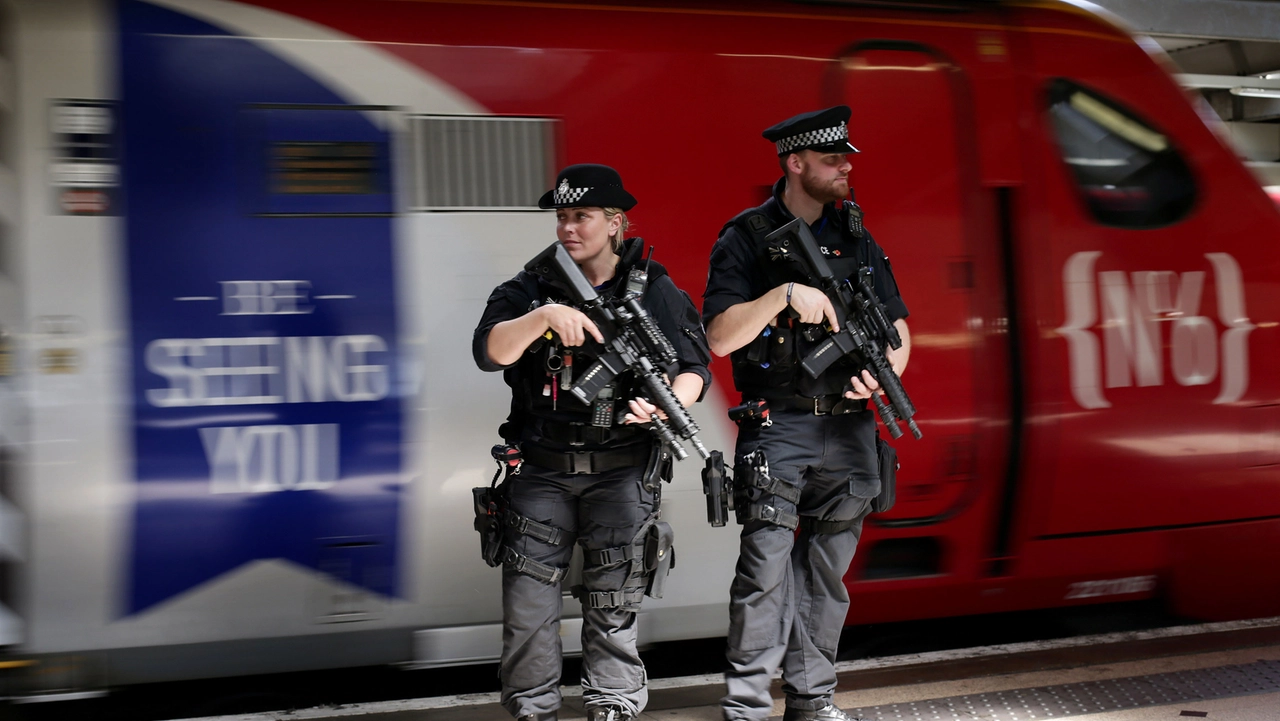 Polizia alla stazione ferroviaria di Euston, Londra (Afp)