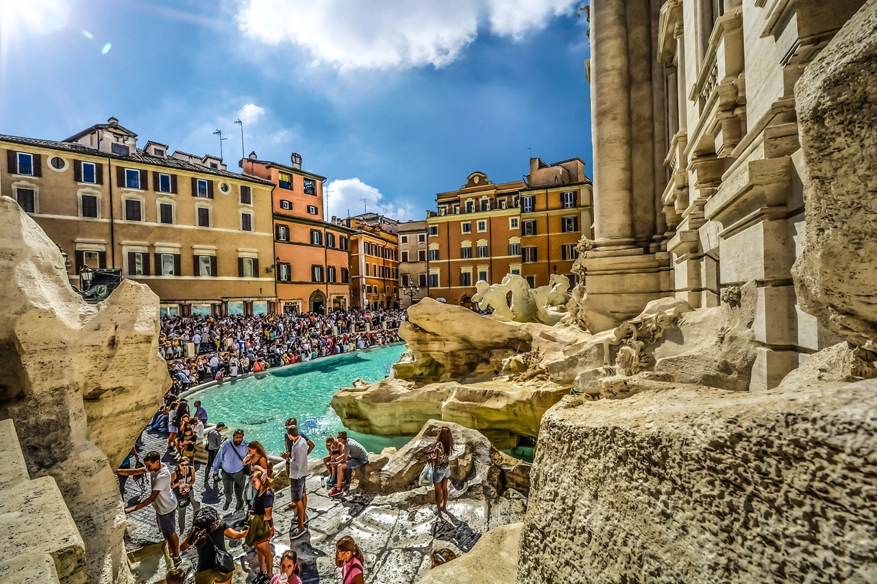 La Fontana di Trevi a Roma: difficile anche fare una foto tra i turisti