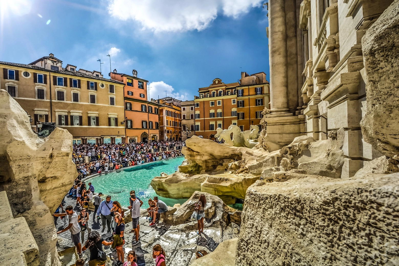 La Fontana di Trevi a Roma: difficile anche fare una foto tra i turisti