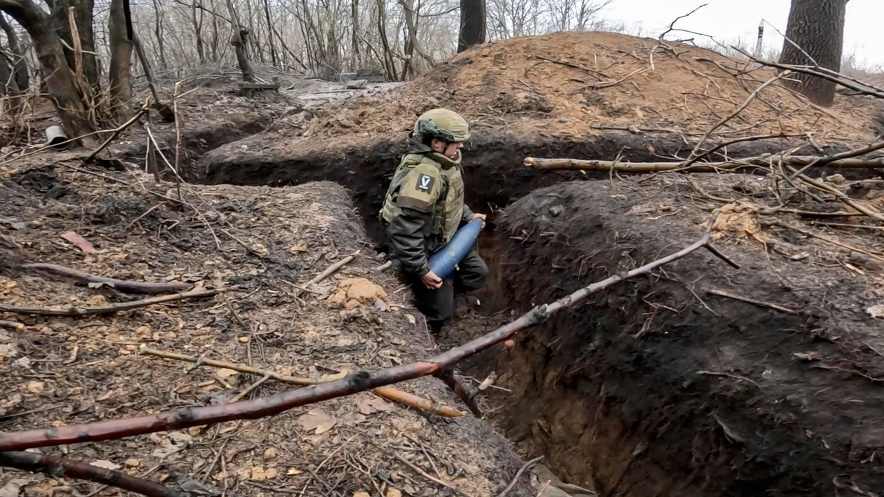 Un militare russo in una trincea (foto Ansa)