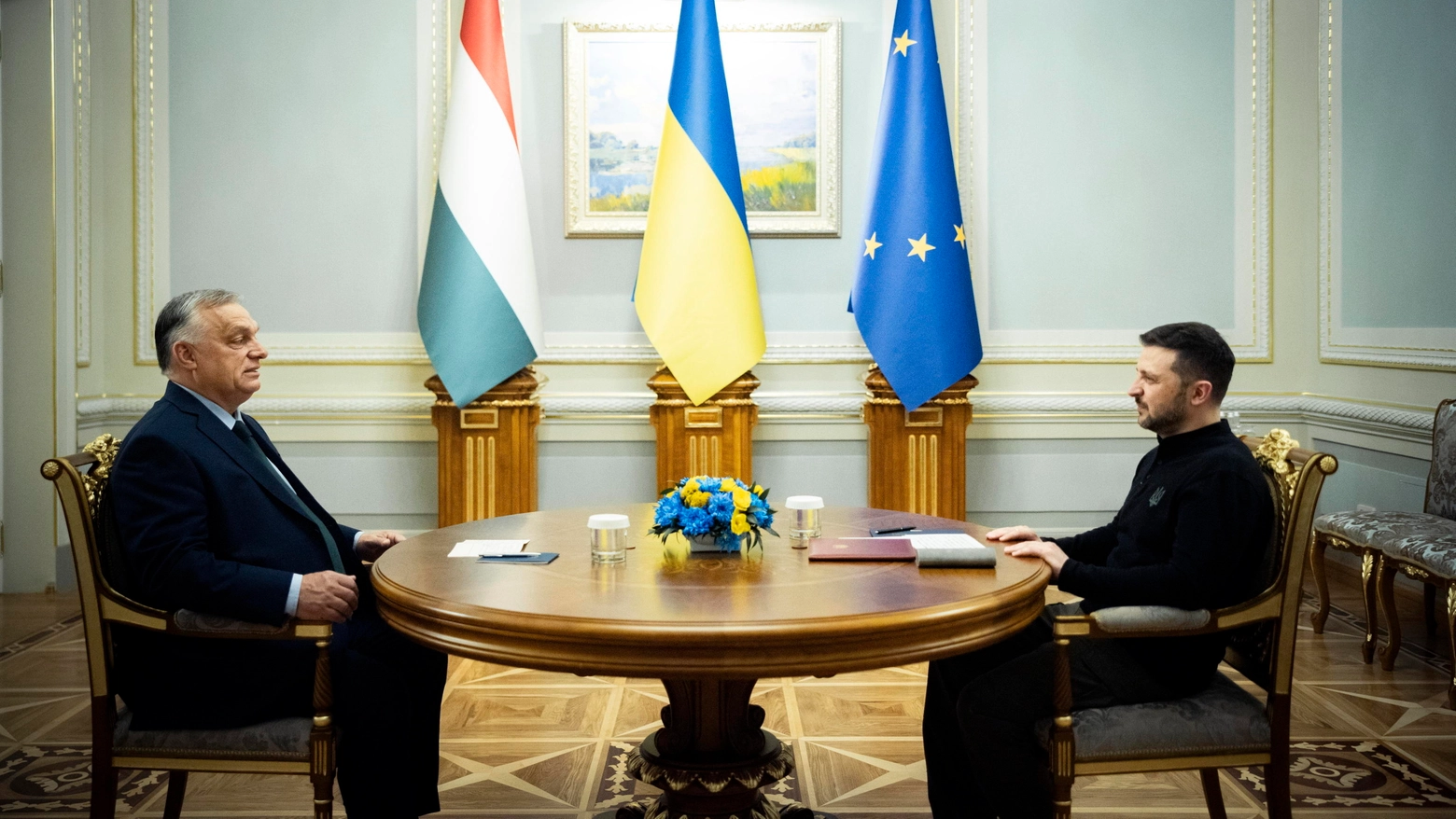 Orban e Zelensky in un'immagine diffusa dallo staff del primo ministro ungherese (foto Ansa)