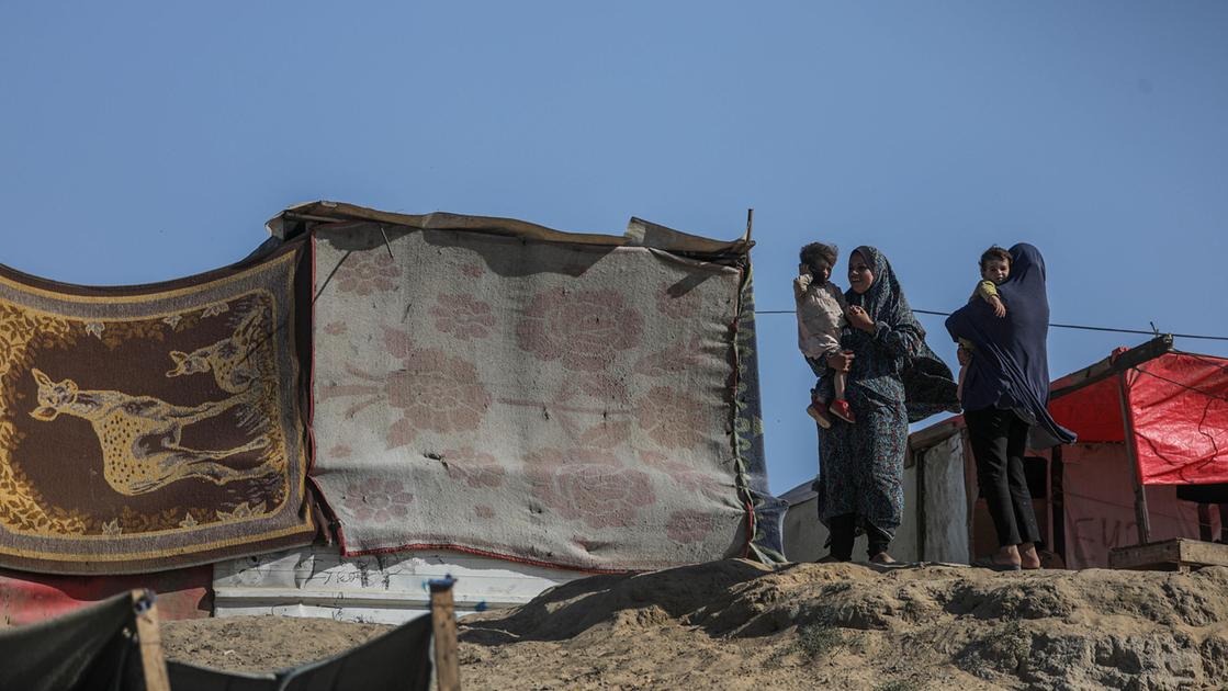 Gaza, bombe su scuola Unrwa: 18 morti. Hamas: "Pronti al cessate il fuoco immediato senza condizioni"