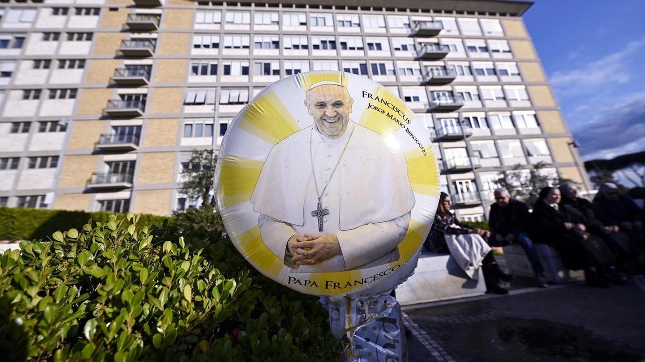 Le condizioni del Papa sono stabili, senza ventilazione meccanica. Prognosi riservata, partecipa alla messa e prega.