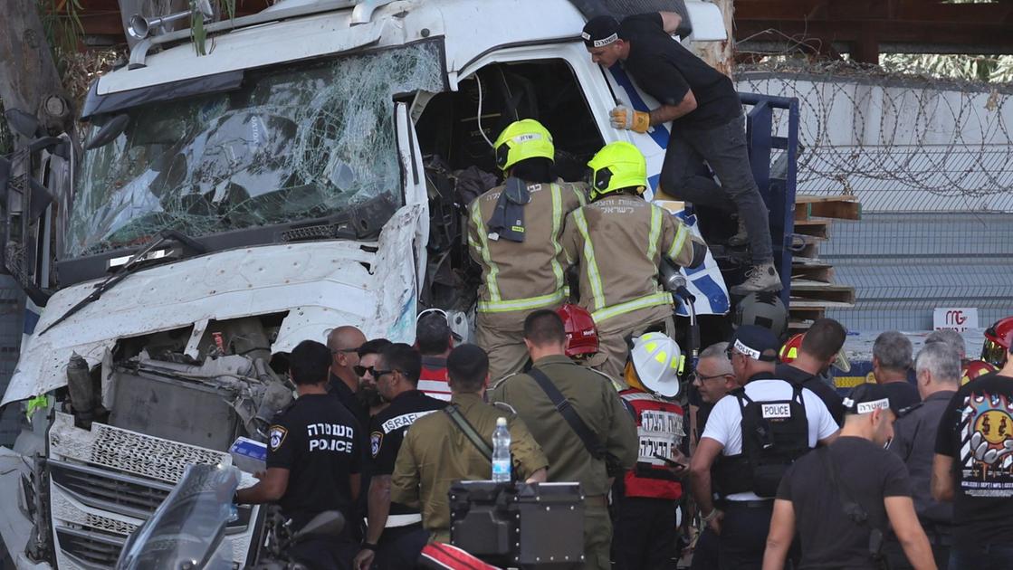 Israele, camion contro i passanti alla fermata del bus a Tel Aviv: decine di feriti