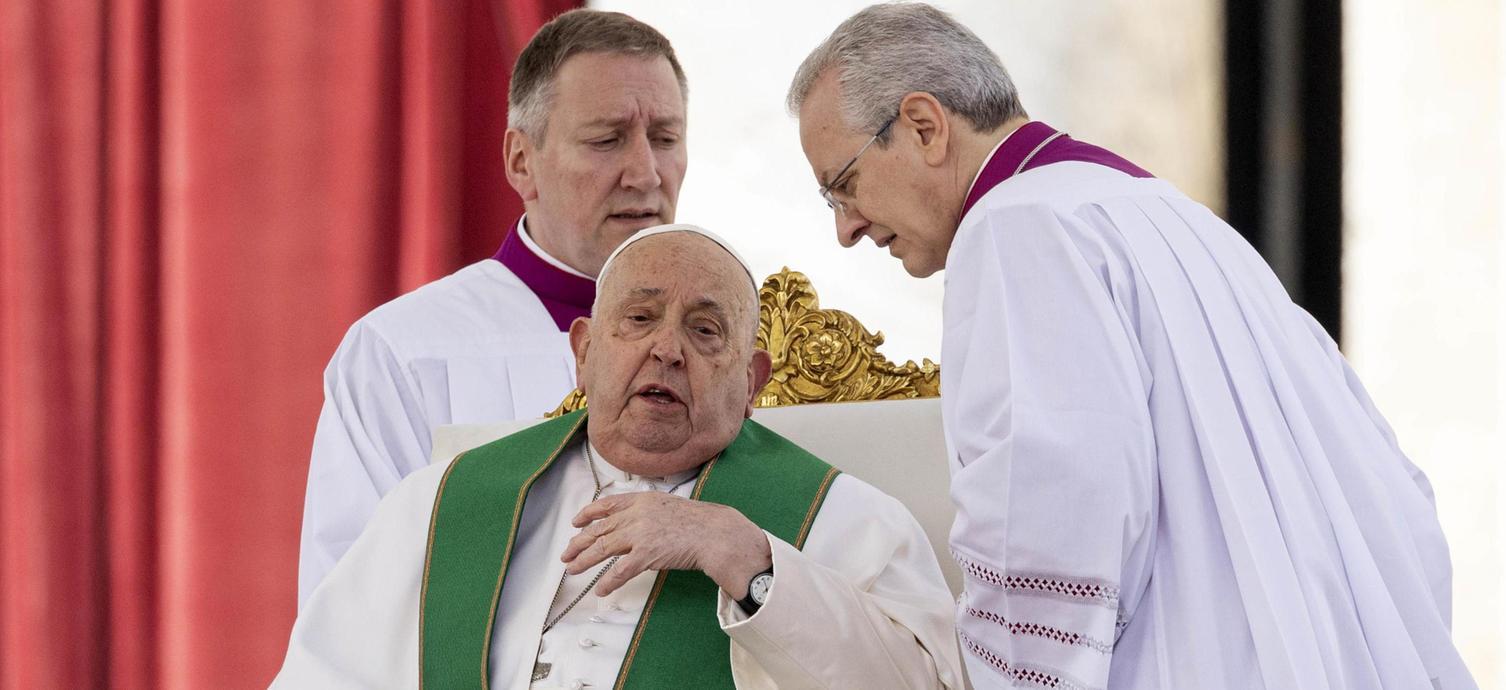 Il Papa ferma l’omelia: "Scusate, fatico a respirare". E fa continuare un vescovo