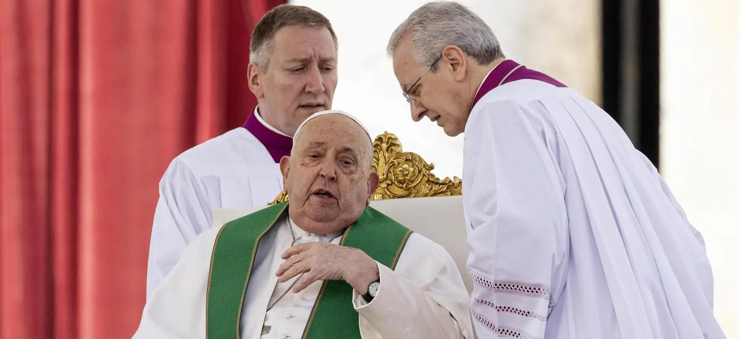 Il Papa ferma l’omelia: "Scusate, fatico a respirare". E fa continuare un vescovo