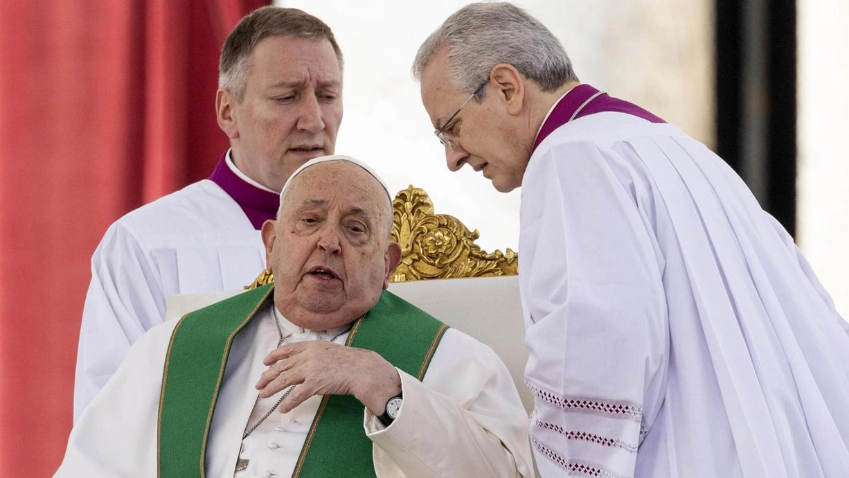 Papa Francesco, 88 anni, viene assistito durante la lettura dell’omelia