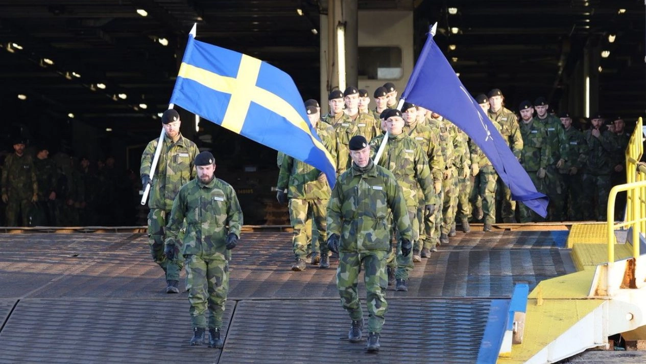 Il contingente svedese arriva nella base Nato in Lettonia