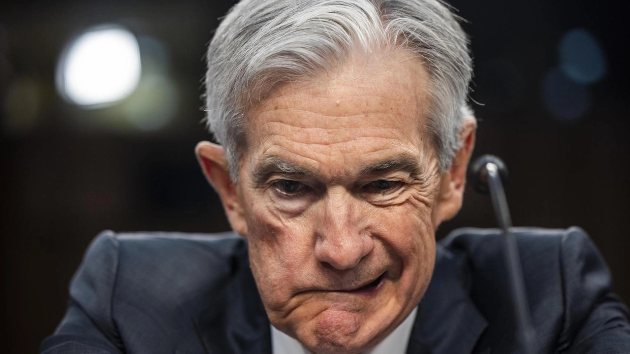 Jerome Powell della Fed risponde a Trump sui dazi, sottolineando che le decisioni si basano su dati economici.