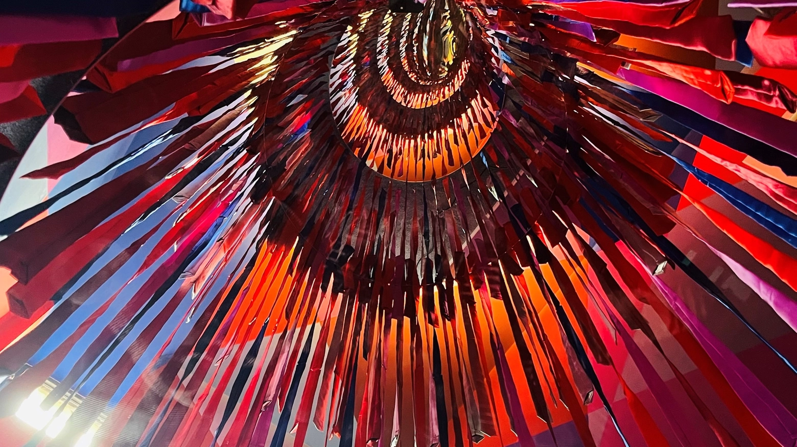 Cravatte di tutti i colori esposte nel museo di Zagabria