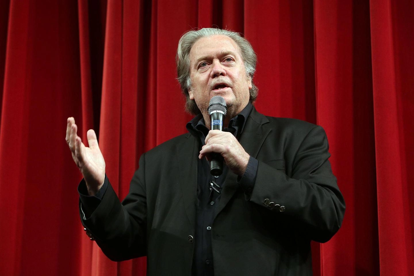 Bannon era stato condannato nel 2022 per oltraggio al Congresso, avendo rifiutato di testimoniare davanti alla Commissione che indagava sull'assalto al Campidoglio del 6 gennaio 2021