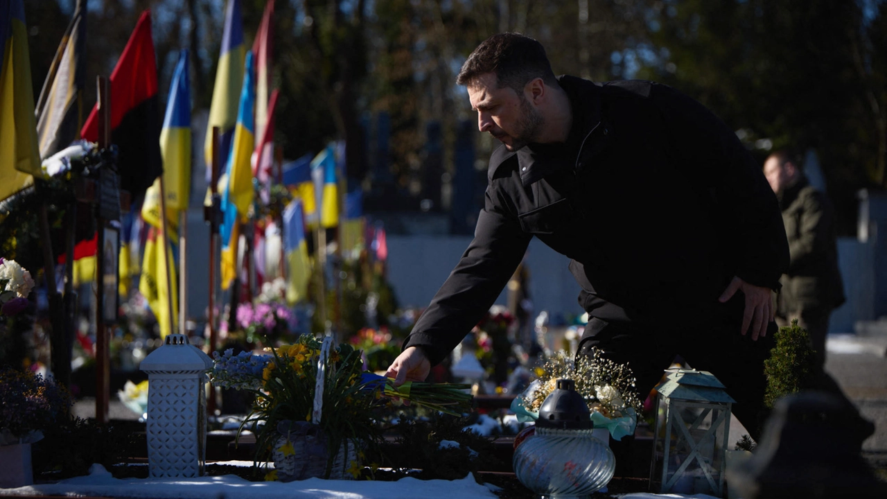 Il presidente ucraino, il 47enne Volodymyr Zelensky, al cimitero di Lviv