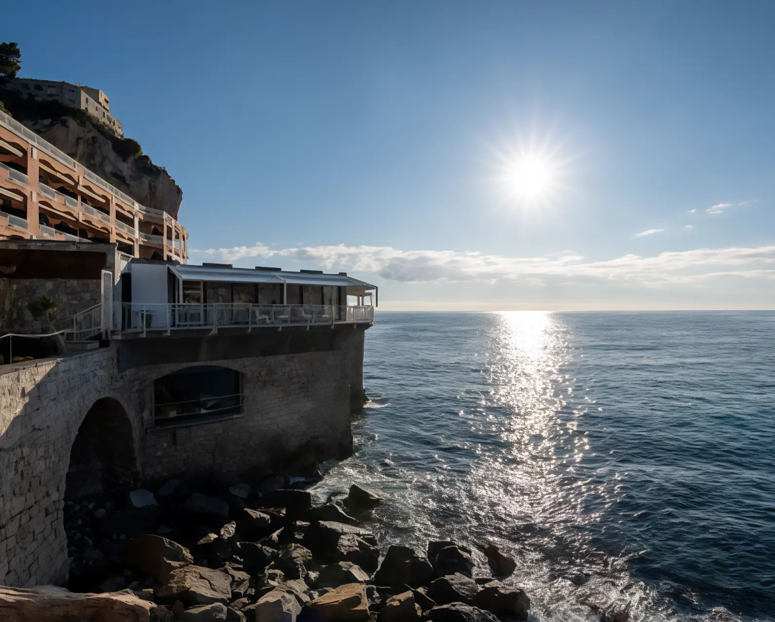 Lo chef del ristorante ‘Balzi Rossi’ firma la cucina più autentica della Riviera di Ponente. Nel menù il ‘Coniglio alla ligure’ e i ’Ravioli della Pina’ ma soprattutto il pesce fresco