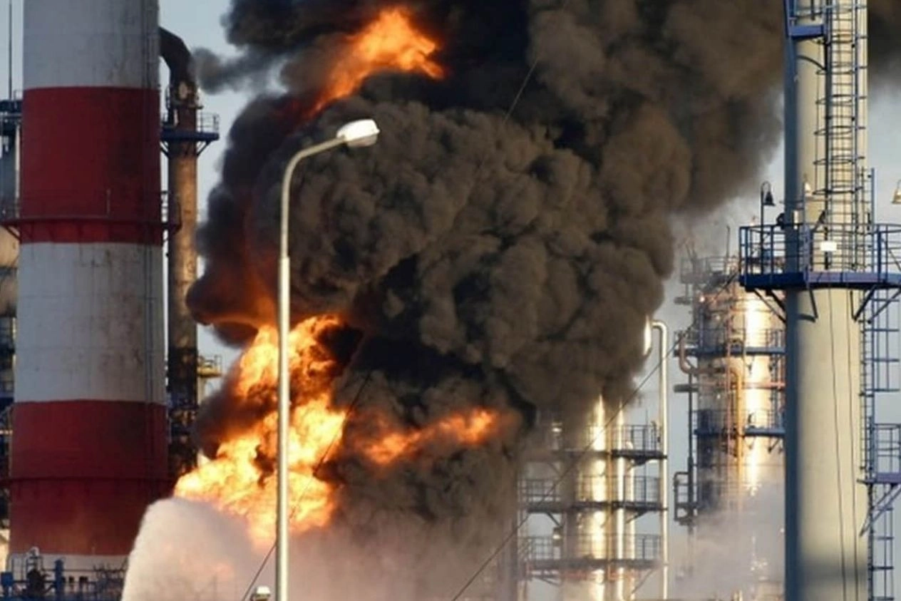 In fiamme la raffineria di petrolio Lukoil nella città russa di Volgograd
