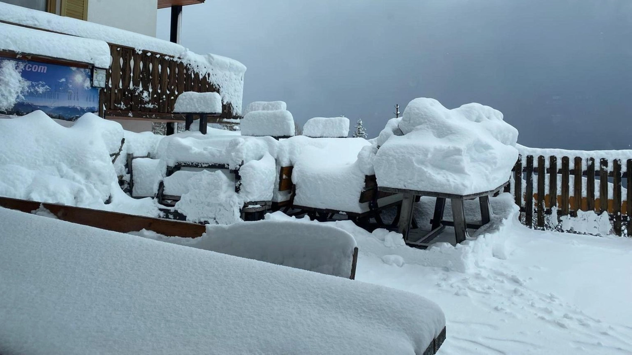 Perturbazione porta neve in Alto Adige e pioggia sulle Dolomiti. Vento forte ferma temporaneamente gli impianti sciistici.