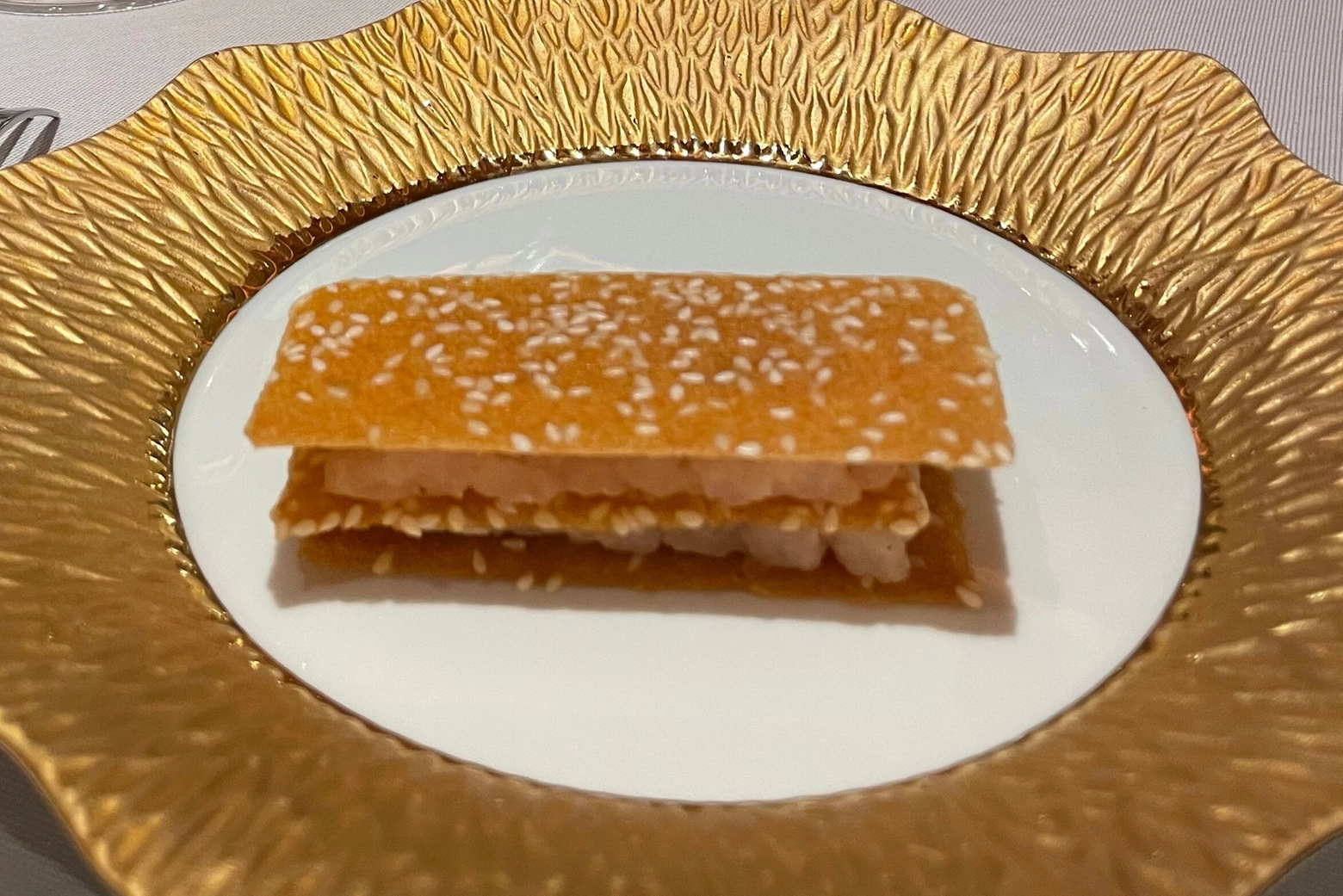 Wafer, tartare di branzino, caprino e liquirizia