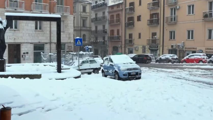 Il Sud si risveglia imbiancato: neve a Potenza e sul Sannio. Spettacolo sul Vesuvio