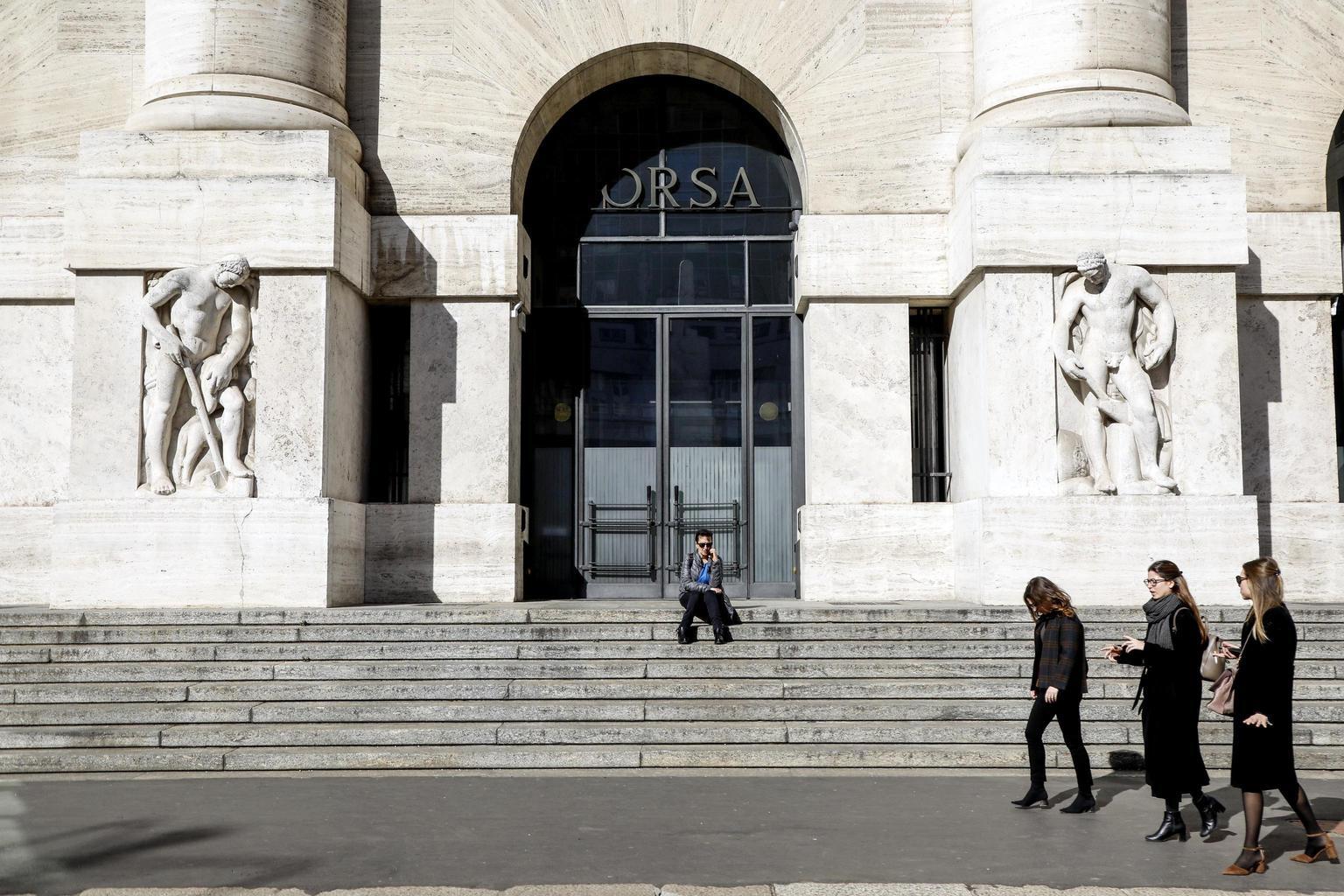 Borsa: Milano chiude in calo, Ftse Mib -0,5%