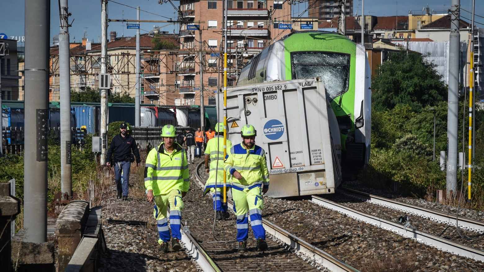 La locomotiva del regionale Trenord che si è scontrata contro il container nei pressi della stazione di Milano Greco Pirelli