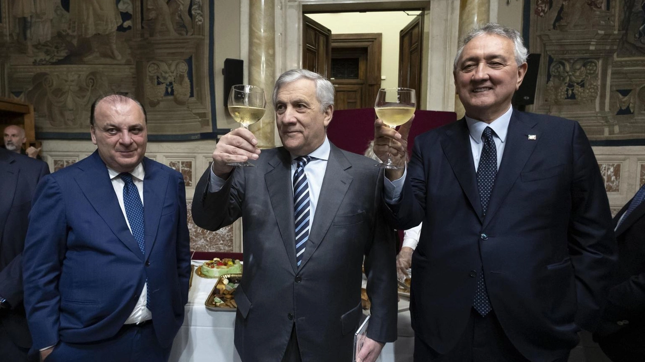 Il vicepremier Tajani celebra i successi di Forza Italia e discute le sfide, come l'emendamento Rai, in un discorso alla Camera.