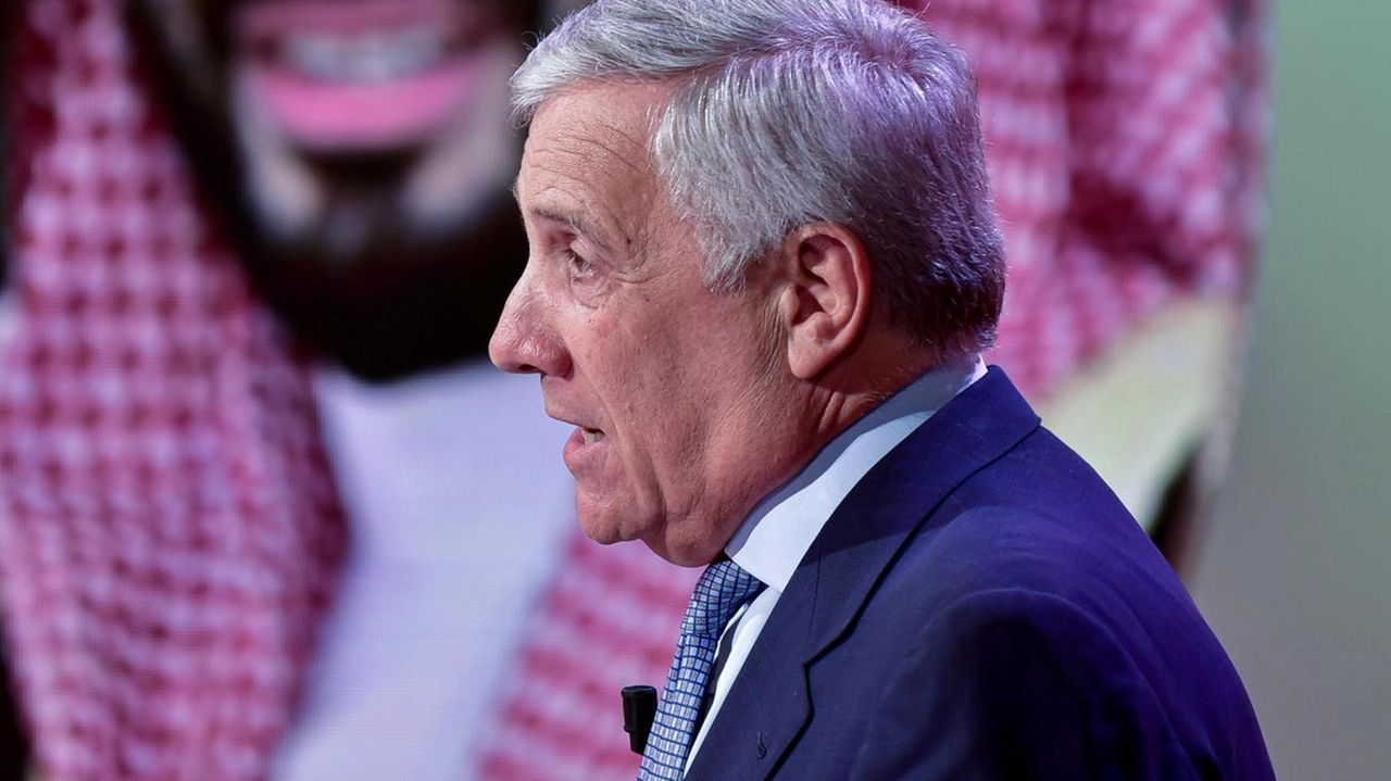 Il vicepremier Antonio Tajani, 71 anni Sullo sfondo, Mohammad bin Salman, 39 anni, principe saudita