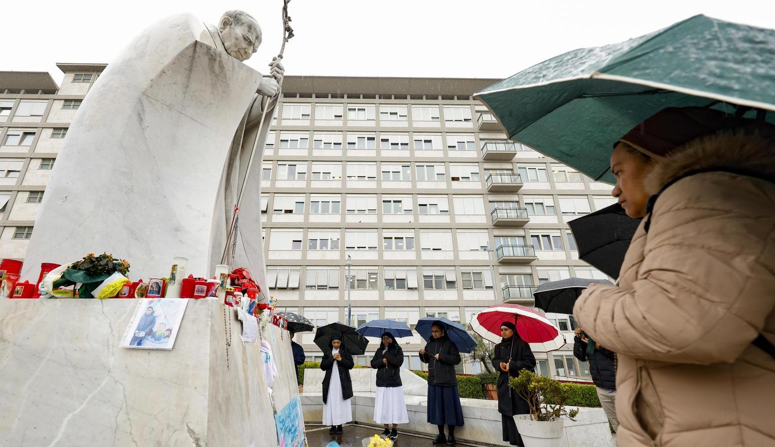 Il Papa è stabile in ospedale . I medici: mangia e può camminare. Due mesi per un pieno recupero