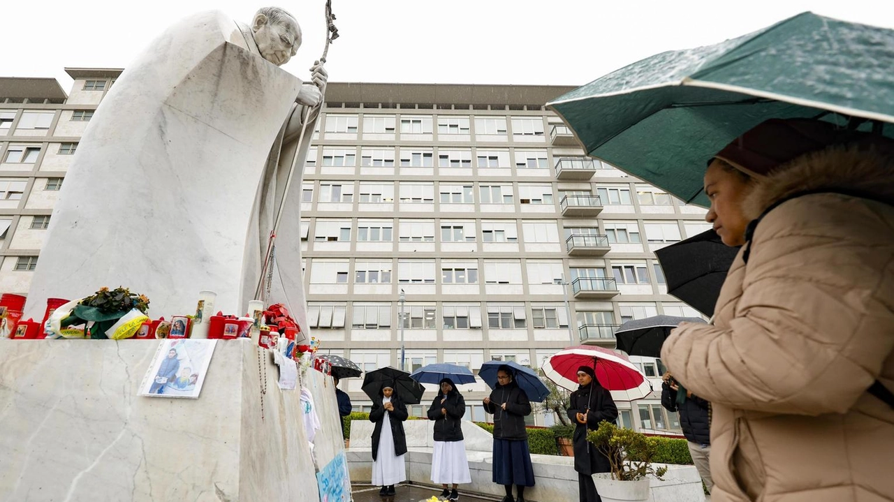 Il Papa è stabile in ospedale . I medici: mangia e può camminare. Due mesi per un pieno recupero