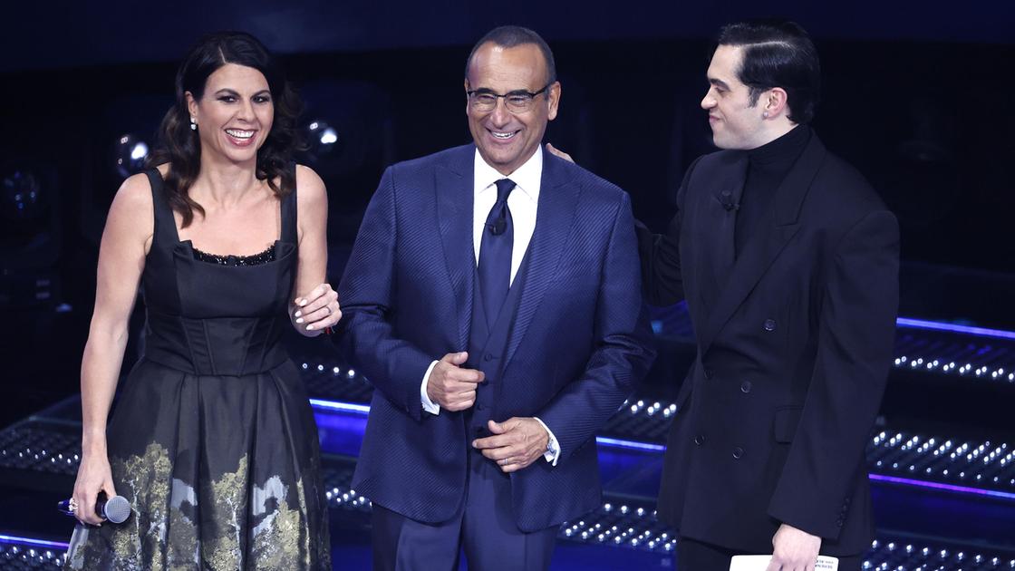 Sanremo 2025, attesa per la scaletta della finale di stasera. La conferenza stampa live