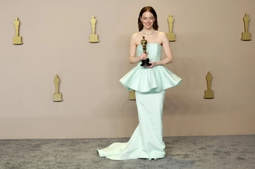 Abiti da Oscar 2024, le pagelle dei look: vince l’alta moda. Emma Stone col bustino rotto, ma lo stesso fantastica. Bocciata Emily Blunt