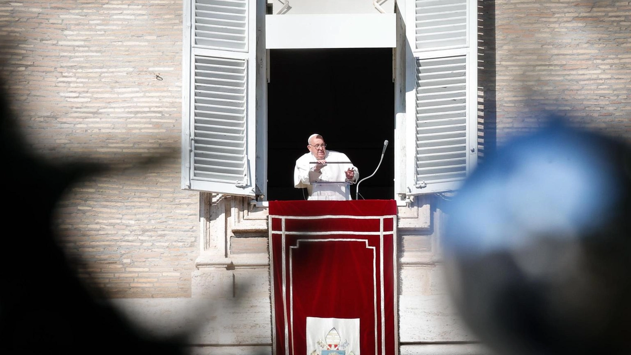 Il Papa esorta al disarmo e alla pace mondiale, rivolgendo un messaggio di auguri ai fratelli ebrei per Hannukkah.