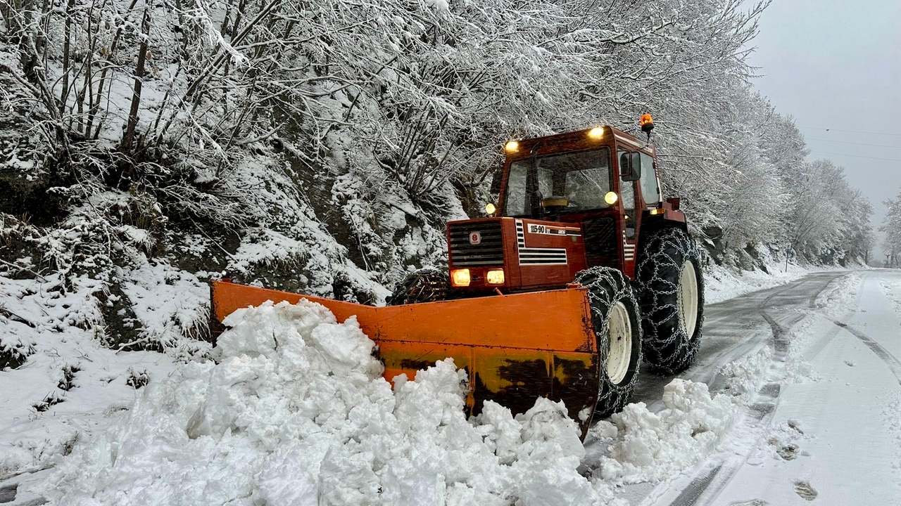 Spazzaneve in azione sulla SP 55 Granaglione