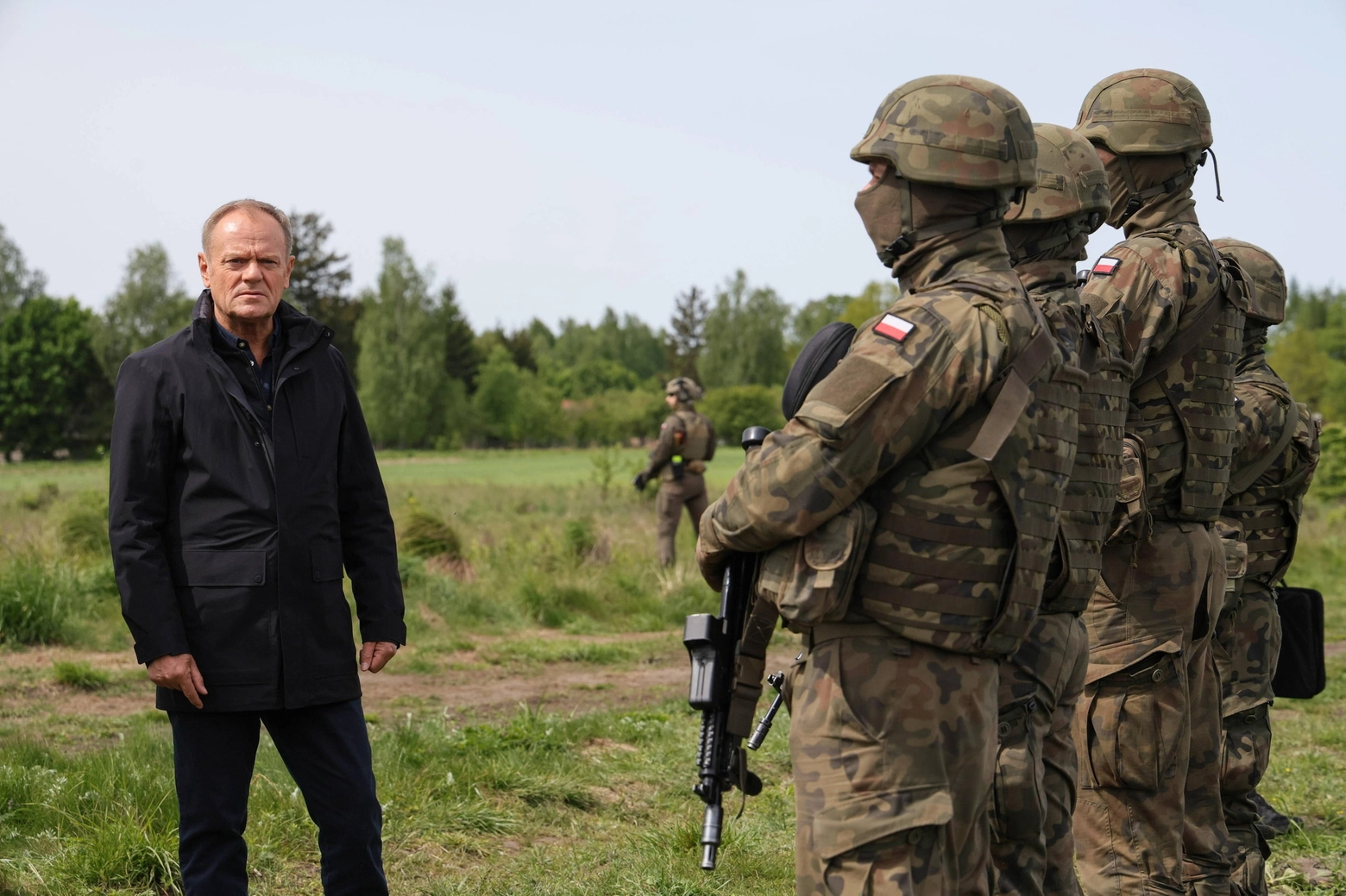Il primo ministro polacco Donald Tusk, durante una vista alle truppe schierate alla frontiera con la Bielorussia