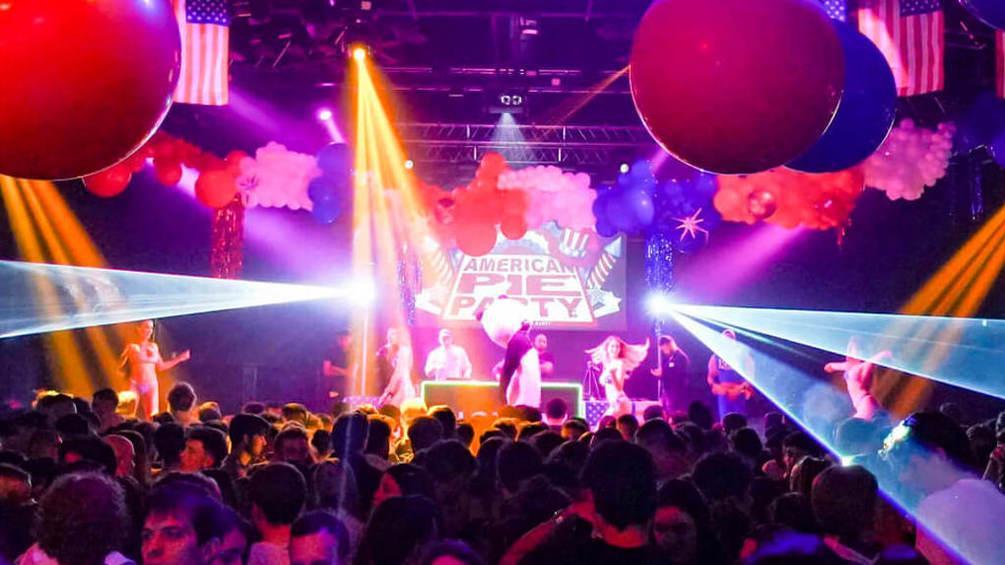 È la Milano da ballare. Fluo party e anni ’90. Galatea: tutti in pista